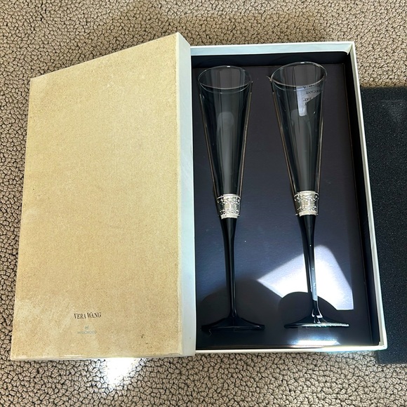 Vera Wang by Wedgwood Pair Crystal Toasting Flutes With Love Noir Black Stem - Picture 8 of 9